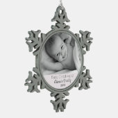 新生児初めてのクリスマスをDaddy Photoとしてカスタマイズ スノーフレークピューターオーナメント (左)