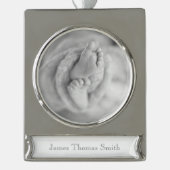 新生児名白黒写真タイムレスキープサケ シルバープレートバナーオーナメント (正面)