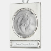 新生児名白黒写真タイムレスキープサケ シルバープレートバナーオーナメント (左)