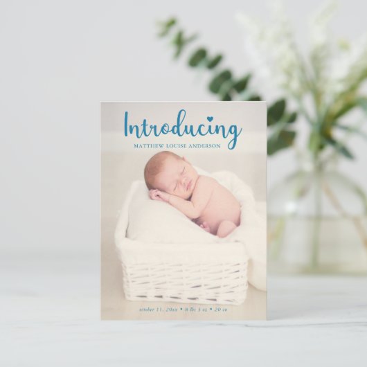 新生児少年が青い写真をエレガントモダン紹介 案内ポストカード (スタンド正面)