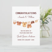 新生児赤ちゃん服おめでとうパーソナライズされた カード (スタンド正面)