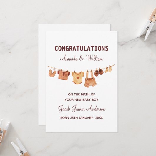 新生児赤ちゃん服おめでとうパーソナライズされた カード (正面/裏面インサイチュ)