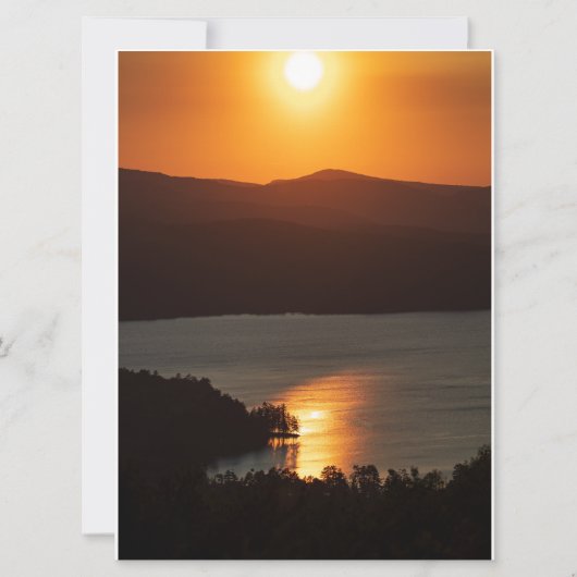 新発見された湖の日没の反射 (正面)