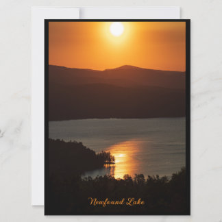 新発見された湖の日没の反射