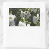 新白の夏の庭の花と緑葉の 長方形シール (バッグ)