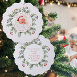 新祖父母のメリークリスマス写真年 オーナメントカード<br><div class="desc">新祖父母からのメリークリスマス写真年。新しい祖父母のためのオールインワンのオーナメントとカードは、冬の緑と果実の円形のフレーム内の円形のマスクの中大切で、センターの孫の写真と一緒に送信する。必要に応じて各サイドに文字を簡単にパーソナライズ。</div>