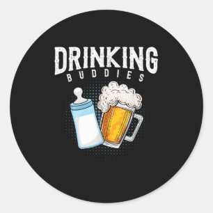 新米パパ ビールとミルクのジョーク メンズTシャツ ラウンドシール
