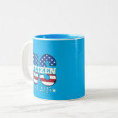 新米市民Est 2025アメリカ移民の市民 ツートーンマグカップ (正面左)