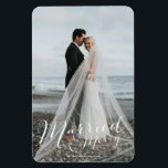新結婚したメリー婚のクリスマス写真 マグネット<br><div class="desc">写真結婚したデザインメリーのホリデーカードのマグネットと新婚カップルのための。写真結婚と名前を追加する。</div>