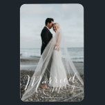 新結婚したメリー婚のクリスマス写真 マグネット<br><div class="desc">写真結婚したデザインメリーのホリデーカードのマグネットと新婚カップルのための。写真結婚と名前を追加する。</div>