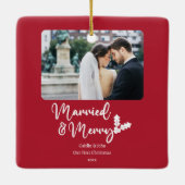新結婚したメリー婚の初めてのクリスマスPhoto Red セラミックオーナメント (裏面)