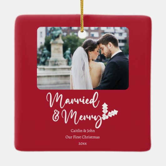 新結婚したメリー婚の初めてのクリスマスPhoto Red セラミックオーナメント (裏面)