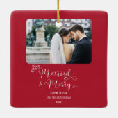 新結婚したメリー婚初めてのクリスマス赤い写真 セラミックオーナメント (裏面)
