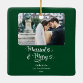 新結婚したメリー婚1stクリスマスフォトグリーン セラミックオーナメント (裏面)