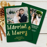 新結婚したメリー婚1stクリスマスフォトグリーン 箔シーズンカード<br><div class="desc">この結婚したと私たちメリーの初めてのクリスマス2写真金ゴールドフォイルのグリーティングカードは、フェスティバルのフォントとクラシックの休日の色と同様に背面のメッセージと祝、新婚カップルの初めてのクリスマスに最適な方法でパーソナライズされたす。"とよくはしゃぐ"のメメリーッセージは、一緒に彼らの最初の休暇のシーズンに思い祝を持って感傷的な方法である。箔カラー(金ゴールド、銀違う色、またはバラ金ゴールド)から選択することもできます。このカードはピローや結婚したオーナメントなどメリーのコレクションやコレクションの一部である！私のすべてのデザインはZazzleの任意の製品に転送でき運る。特別なカスタムデザインのリクエストや問い合わせについては、メッセージを送信する。注文に関するお問い合わせ、返品、交換は、Zazzleカスタマ連絡ーサポートチーム(https://www.zazzle.com/about/ask)までお問い合わせください。ありがとうストップございます！©PoppyMeadowDesigns 2023</div>