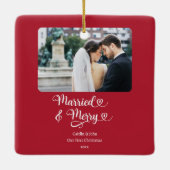 新結婚したメリー婚1stクリスマスフォトレッド セラミックオーナメント (裏面)
