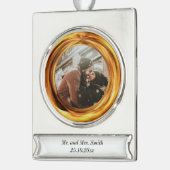 新結婚した夫婦ゴールデンリングと新年セラミ シルバープレートバナーオーナメント (左)