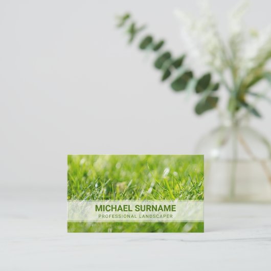 新緑の芝生の草刈りサービスのランドスキャパーの写真 名刺 (スタンド正面)