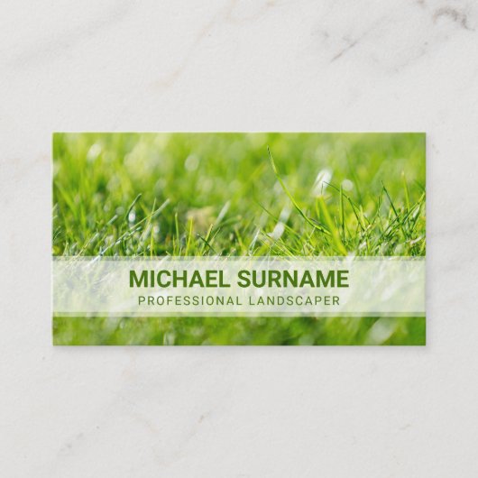 新緑の芝生の草刈りサービスのランドスキャパーの写真 名刺 (正面)