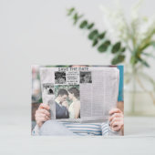 新聞おもしろいのカスタム写真は日付を保存 インビテーションポストカード (スタンド正面)