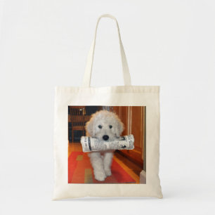 新聞おもちゃのトートを運んでいるGoldendoodle トートバッグ