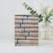 新聞のスタック現在のイベントのアート ポストカード (スタンド正面)