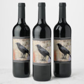 新聞のプリントコラージュの背景のカラス ワインラベル (ボトル)