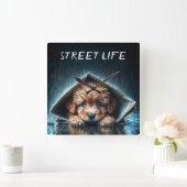 新聞の避難所の下で愛らしい濡れたワンちゃん スクエア壁時計 (ホーム)