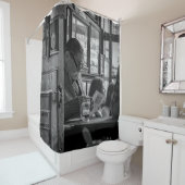 新聞の間座っている人間のグレイスケ読ール写真 シャワーカーテン (インサイチュ)