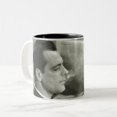 新聞を読んでいるビジネスマン ツートーンマグカップ (正面左)