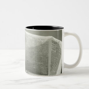 新聞を読んでいるビジネスマン ツートーンマグカップ