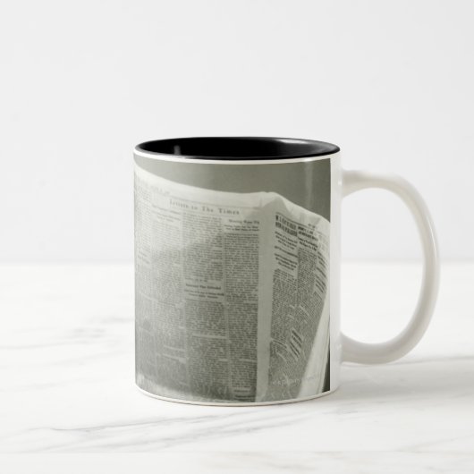 新聞を読んでいるビジネスマン ツートーンマグカップ (右)
