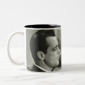 新聞を読んでいるビジネスマン ツートーンマグカップ (左)