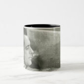 新聞を読んでいるビジネスマン ツートーンマグカップ (中央)