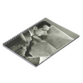 新聞を読んでいるビジネスマン ノートブック (左側)