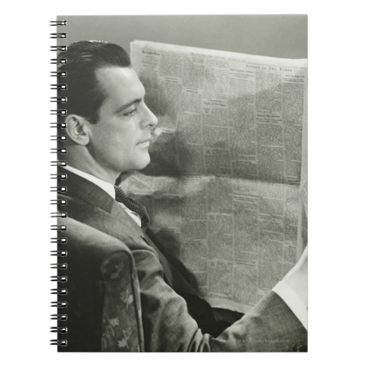 新聞を読んでいるビジネスマン ノートブック (正面)