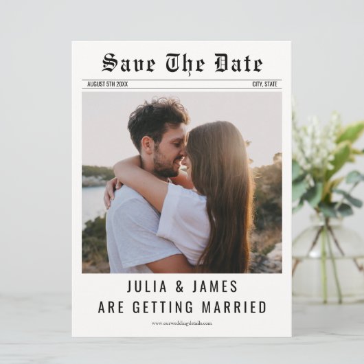 新聞スタイルのクラシックでシンプルな写真付きウェディング発表 セーブザデート (スタンド正面)