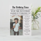 新聞スタイルのユニークで楽しい写真 21歳の誕生日パーティー 招待状 (スタンド正面)