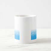 新聞印刷の背景を持つ青と白の手 コーヒーマグカップ (中央)