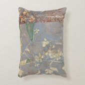 新聞用紙の背景に白い花 アクセントクッション (正面(垂直))