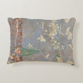 新聞用紙の背景に白い花 アクセントクッション (裏面)