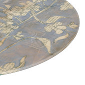 新聞用紙の背景に白い花 カッティングボード (角)