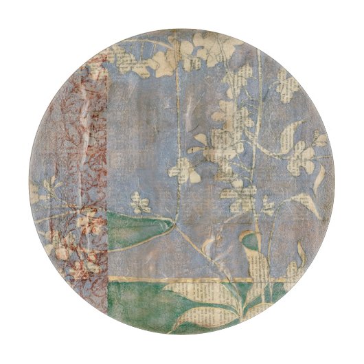 新聞用紙の背景に白い花 カッティングボード (正面)