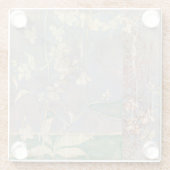 新聞用紙の背景に白い花 ガラスコースター (裏面)