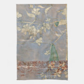 新聞用紙の背景に白い花 キッチンタオル (縦)