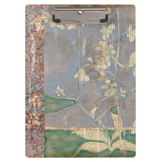 新聞用紙の背景に白い花 クリップボード (正面)