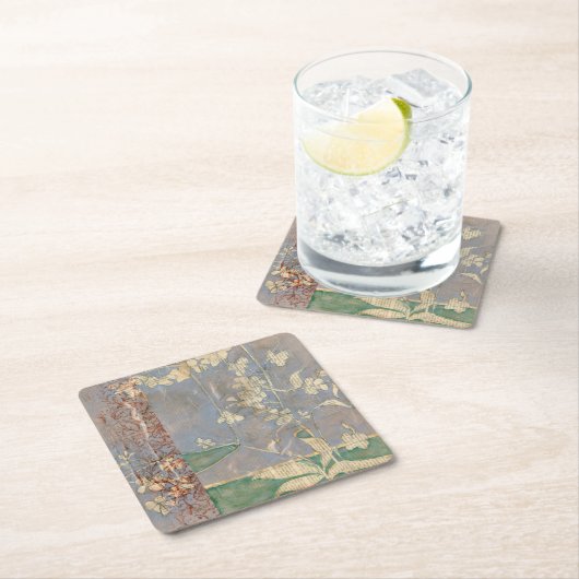 新聞用紙の背景に白い花 スクエアペーパーコースター (インサイチュ)