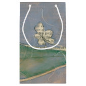 新聞用紙の背景に白い花 スモールペーパーバッグ (裏面)