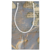 新聞用紙の背景に白い花 スモールペーパーバッグ (正面)