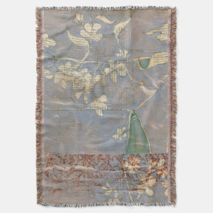 新聞用紙の背景に白い花 スローブランケット